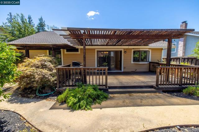 171 Mount Tam Ct, Martinez CA: https://media.crmls.org/mediaz/3eeb3fdf-b5b8-474c-908f-265d0923826d.jpg