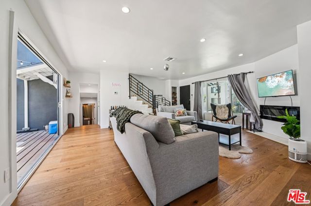 885 Kincaid Avenue, Inglewood CA: https://media.crmls.org/mediaz/3eeb658a-63b0-44c3-b756-87ee5c256a01.jpg