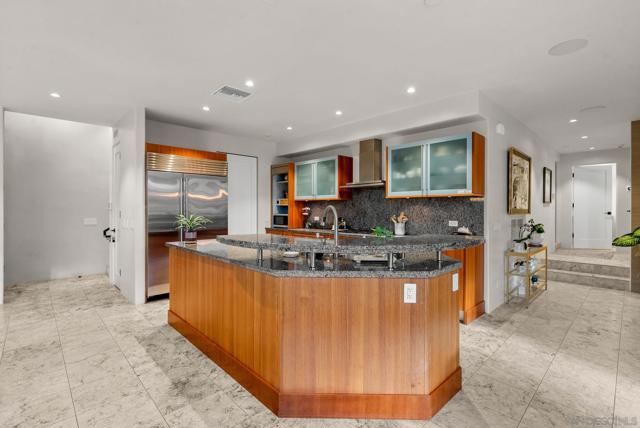 257 Playa Del Sur, La Jolla CA: https://media.crmls.org/mediaz/3eeb9a31-972c-48cc-be8a-a83ee9d940c9.jpg