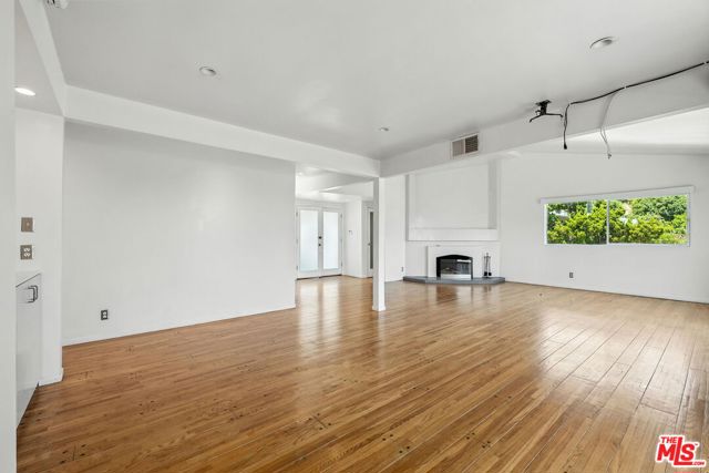 1317 Devlin Drive, Los Angeles CA: https://media.crmls.org/mediaz/3eebce59-57f7-4012-96f5-01704460ec5c.jpg