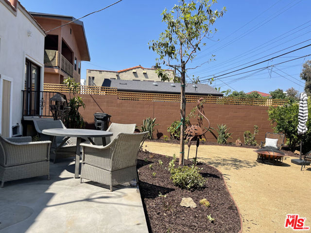 1086 West Boulevard, Los Angeles CA: https://media.crmls.org/mediaz/3eed9ef3-9127-4cec-a257-6e03bb1f6ac9.jpg