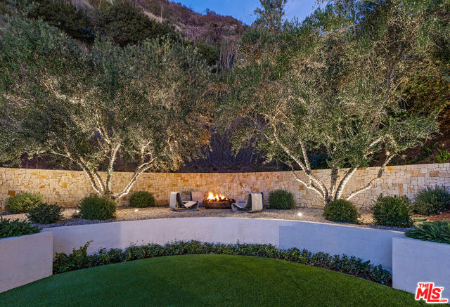 9509 Heather Road, Beverly Hills CA: https://media.crmls.org/mediaz/3eedb8e5-0dcf-43d2-b009-85e76e539639.jpg