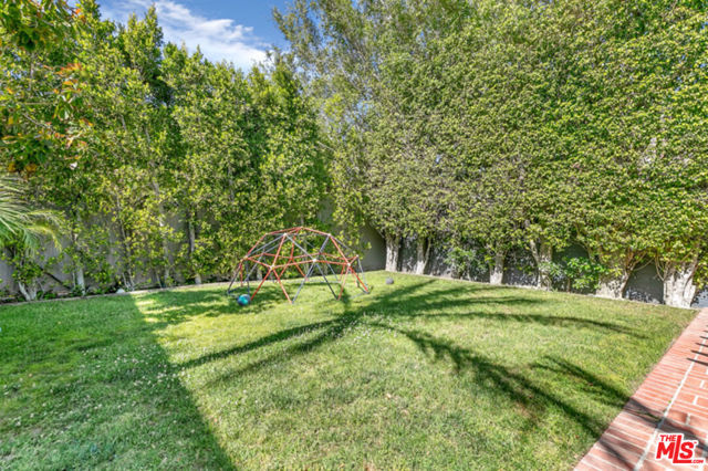 328 El Camino Drive, Beverly Hills CA: https://media.crmls.org/mediaz/3eedfbd9-c9fd-43ba-8d04-19bcde2a3637.jpg