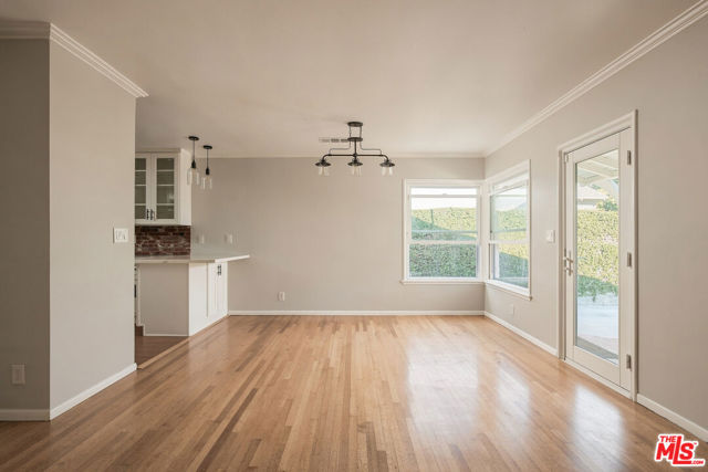 14212 Leadwell Street photo 7