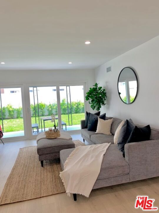 5630 Vantage Avenue, Valley Village CA: https://media.crmls.org/mediaz/3eef368c-f89e-412a-9138-fee703e073f7.jpg