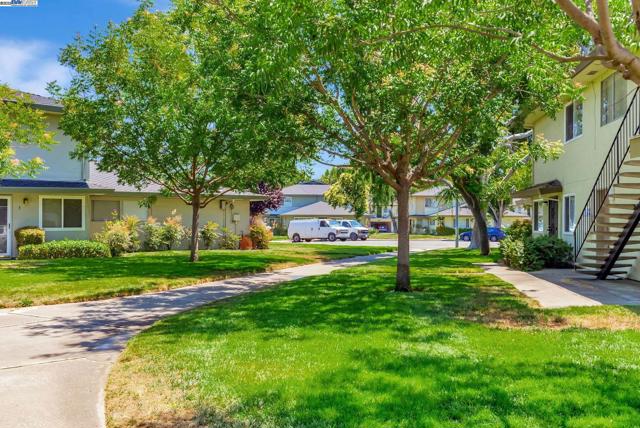 2274 Peacock Pl, Union City CA: https://media.crmls.org/mediaz/3eefb08f-fbe5-411c-a34e-a50e30218d9e.jpg