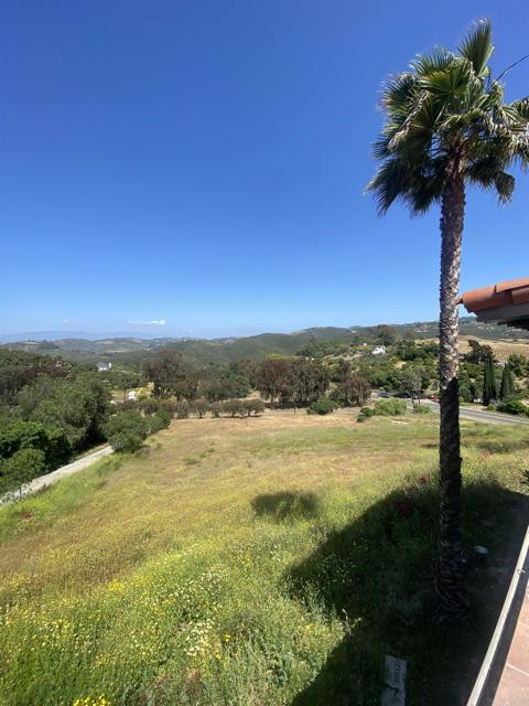 2918 Fairview Drive, Vista CA: https://media.crmls.org/mediaz/3ef04b3c-5889-4f27-b72a-bb85bed75101.jpg