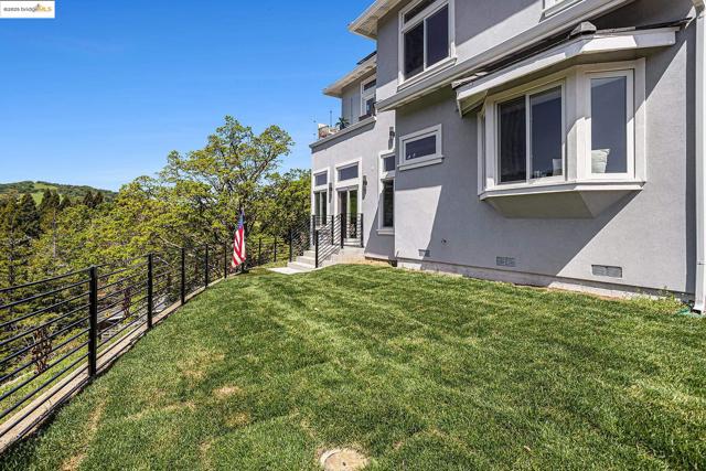 130 Arbor View Ln, Lafayette CA: https://media.crmls.org/mediaz/3ef0807a-adb4-4138-b4dc-d6858233e389.jpg