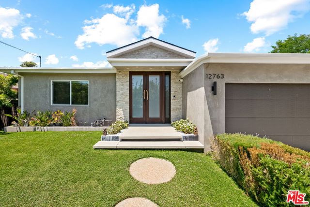 12763 Kling Street, Studio City CA: https://media.crmls.org/mediaz/3ef18e8f-8057-4b24-b57a-fb7bacc32486.jpg