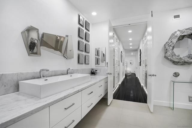 700 Front St, San Diego CA: https://media.crmls.org/mediaz/3ef1bda1-6cd1-4831-9d57-5c9888e1b8de.jpg