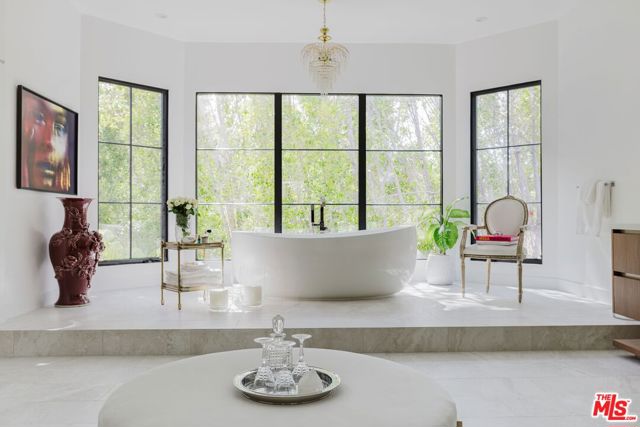 5192 Parkway Calabasas, Calabasas CA: https://media.crmls.org/mediaz/3ef2e121-ef0b-4378-aef8-962cea7361b3.jpg