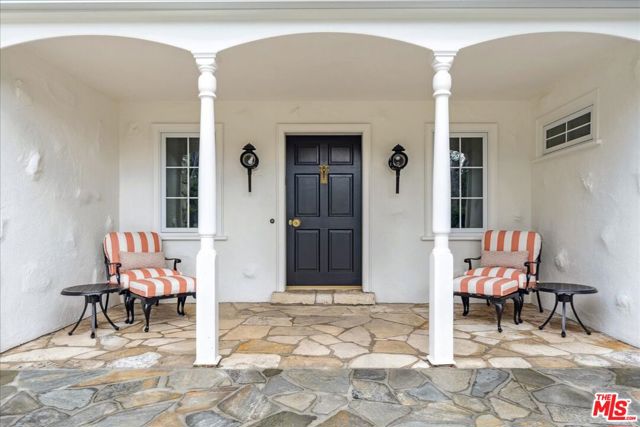 814 Foothill Road, Beverly Hills CA: https://media.crmls.org/mediaz/3ef385b7-0db2-407c-86ff-1bb692534cdf.jpg
