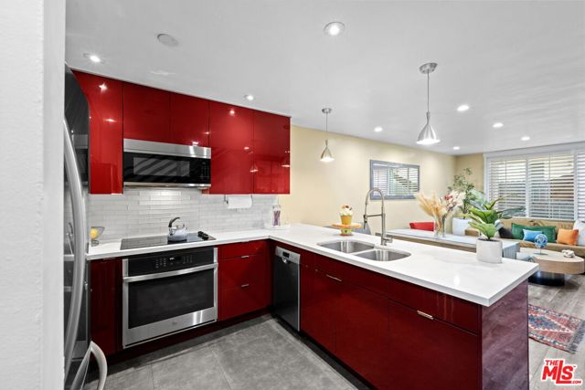 5951 Canterbury Drive, Culver City CA: https://media.crmls.org/mediaz/3ef42ce3-9087-4a05-896c-64b01efb5b2e.jpg