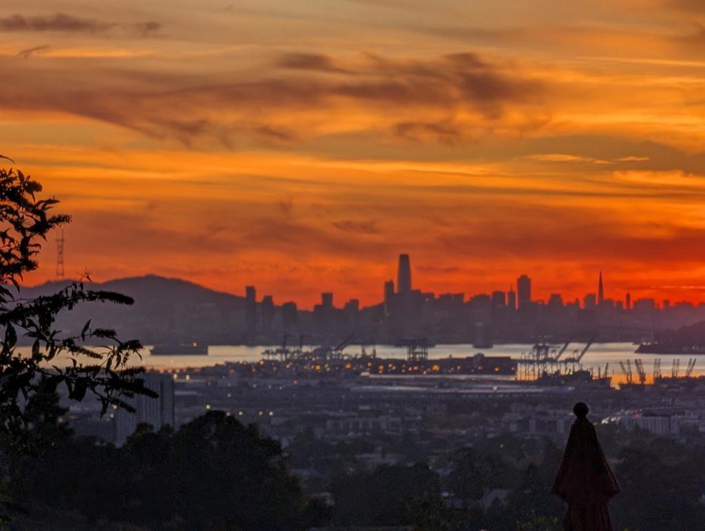 https://media.crmls.org/mediaz/3ef4d1b2-67bc-43e2-a371-b96c3bfc961d.jpg?preset=X-Large