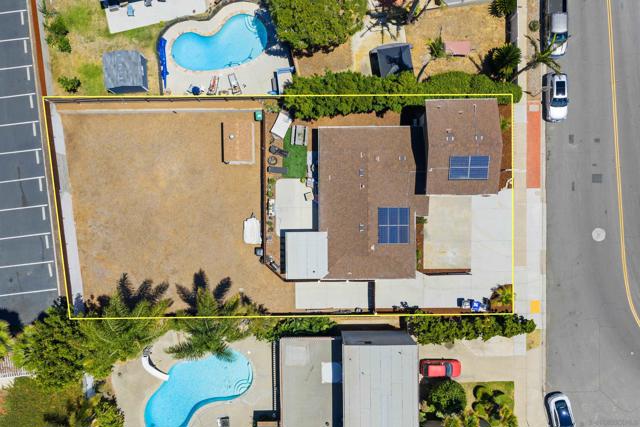 3380 Moraga Court, San Diego CA: https://media.crmls.org/mediaz/3ef5043e-42fe-43d0-b5aa-43227ecdb54b.jpg