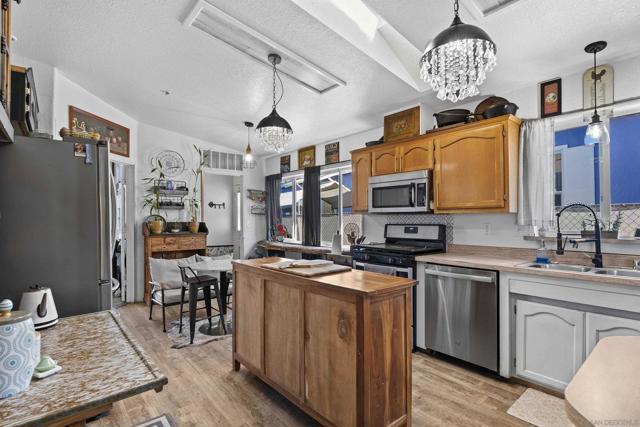 300 Thornton Dr, El Cajon CA: https://media.crmls.org/mediaz/3ef59857-9a73-4398-88fa-6ca9cf94cccb.jpg