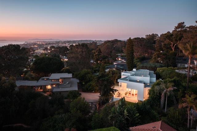 421 Serpentine Drive, Del Mar CA: https://media.crmls.org/mediaz/3ef5a83a-d0f0-4e5a-8cf9-74ccacd99765.jpg