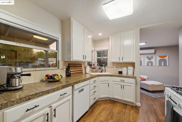 2670 Crescent Dr, Concord CA: https://media.crmls.org/mediaz/3ef6190c-5b8c-477b-a64f-bef831907ede.jpg