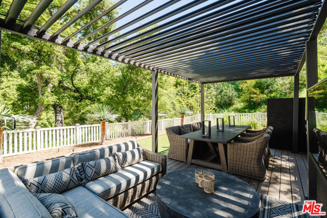 3100 Coldwater Canyon Avenue, Studio City CA: https://media.crmls.org/mediaz/3ef705c5-1fd3-4850-b75c-2d05c51dedee.jpg
