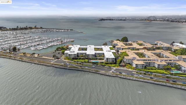 5 Admiral Dr, Emeryville CA: https://media.crmls.org/mediaz/3ef71870-255e-4216-8d32-cb376405eb3f.jpg