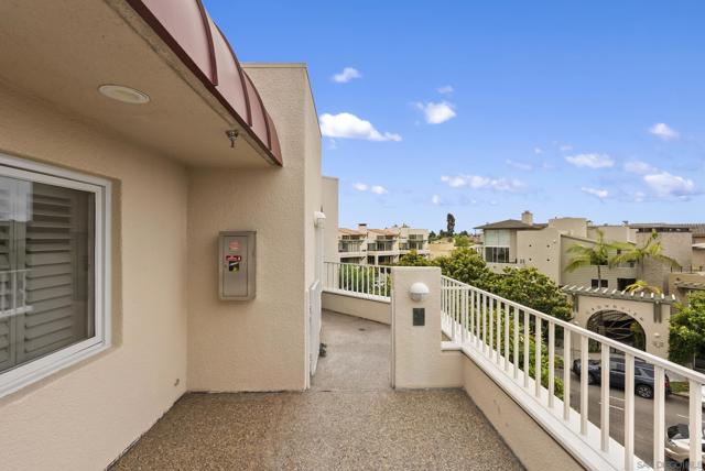 1101 1st Street, Coronado CA: https://media.crmls.org/mediaz/3ef853f8-5837-423e-b534-5c50a1ae80c3.jpg