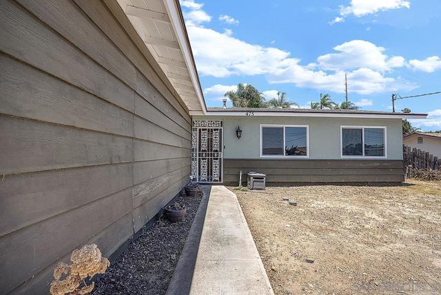 475 Rivera Ct, Chula Vista CA: https://media.crmls.org/mediaz/3efb0d89-eef5-4a96-b9e3-11c0aceb2674.jpg