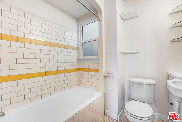 3370 Hamilton Way, Los Angeles CA: https://media.crmls.org/mediaz/3efb3dbd-d260-419a-847a-4ec613cf7310.jpg