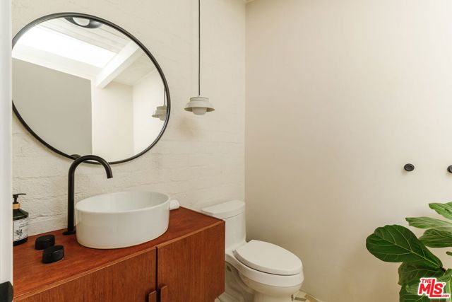 2145 Sunset Crest Drive, Los Angeles CA: https://media.crmls.org/mediaz/3efb4f1b-eedc-4cab-bc37-cf9dd98d3b0d.jpg