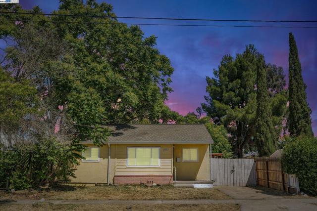 2056 Elm St, Livermore CA: https://media.crmls.org/mediaz/3efb6efb-0265-412e-bea5-a367112f8301.jpg