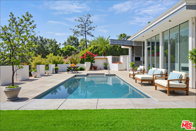 2442 Green View Place, Los Angeles CA: https://media.crmls.org/mediaz/3efbea91-6575-4a35-8693-652420a2770c.jpg