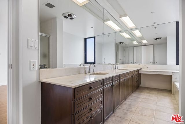 10350 Wilshire Boulevard, Los Angeles CA: https://media.crmls.org/mediaz/3efc05a7-14f2-4210-a3f9-2c563222a52f.jpg