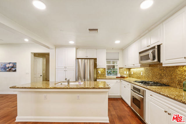 12975 Agustin Place, Playa Vista CA: https://media.crmls.org/mediaz/3efceaad-0cc6-459a-82ee-c88d816b8e28.jpg