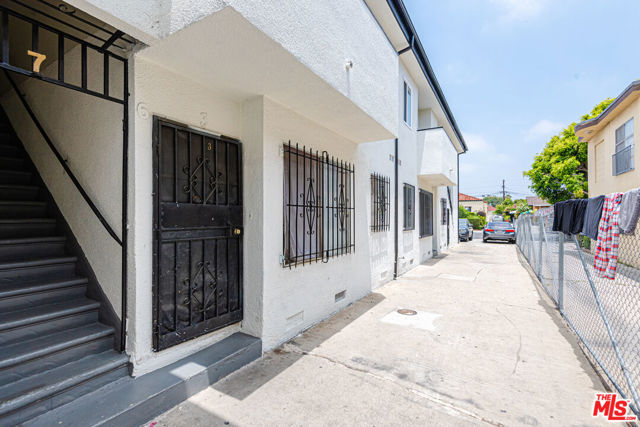 4546 W 17th Street, Los Angeles CA: https://media.crmls.org/mediaz/3efd2888-81d3-4e3b-a814-7ece7e954e9e.jpg