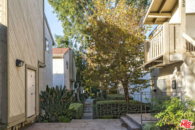 18433 Hatteras Street, Tarzana CA: https://media.crmls.org/mediaz/3efd5957-5a3e-4efd-bd45-9b6c8bd2bae3.jpg