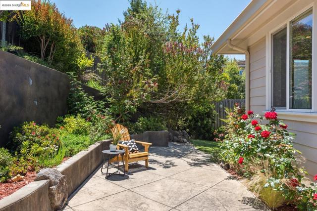 3244 Ridgeview PL, Hayward CA: https://media.crmls.org/mediaz/3efd94b6-3a42-42ed-9a30-e48295358c4f.jpg