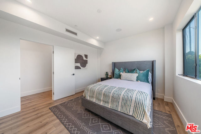 1903 S Bedford Street, Los Angeles CA: https://media.crmls.org/mediaz/3eff1c32-fab1-42b7-891c-934b430a90dc.jpg