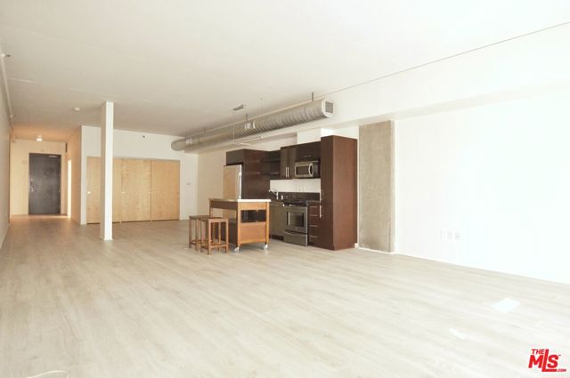 1111 S Grand Avenue, Los Angeles CA: https://media.crmls.org/mediaz/3eff3e9f-b9c7-431a-b5b3-10f0e00a11d2.jpg