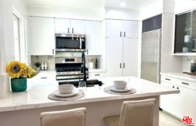 15218 Dickens Street, Sherman Oaks CA: https://media.crmls.org/mediaz/3eff430c-8dc8-4160-94a7-7478fed1a3c0.jpg