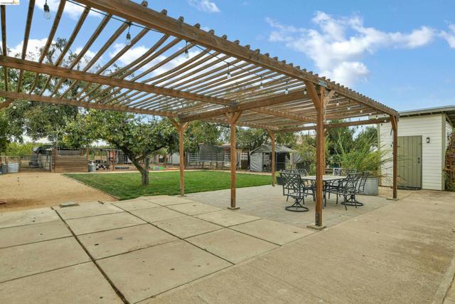 2661 Walnut Blvd, Brentwood (CC) CA: https://media.crmls.org/mediaz/3eff596d-5cfc-4b30-b2f6-54571e935eec.jpg