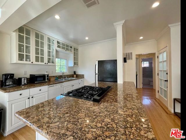1111 11th Street, Santa Monica CA: https://media.crmls.org/mediaz/3f0020df-3a91-49c2-b903-699de921e039.jpg