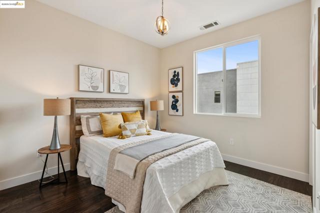 1405 Wood Street, Oakland CA: https://media.crmls.org/mediaz/3f005ce1-269b-4536-9181-a45015db00f9.jpg