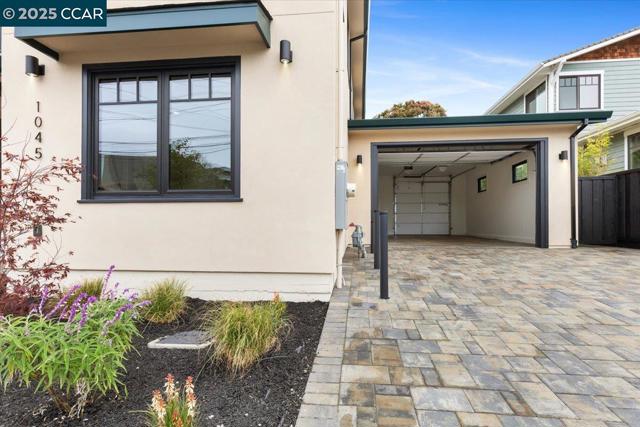 1045 Kains Ave, Albany CA: https://media.crmls.org/mediaz/3f00774f-2140-4deb-b4c6-47f0887018d5.jpg