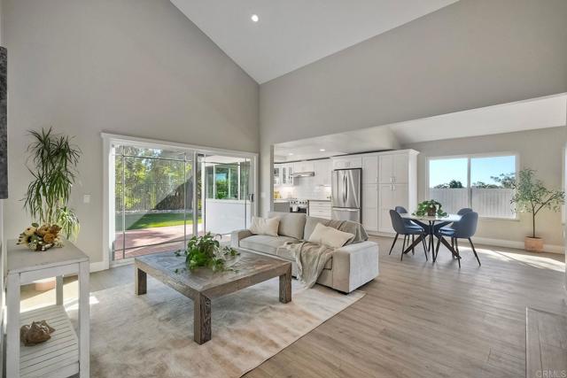 10265 Aviary Drive, San Diego CA: https://media.crmls.org/mediaz/3f00dd15-0583-422b-81d8-444518211455.jpg