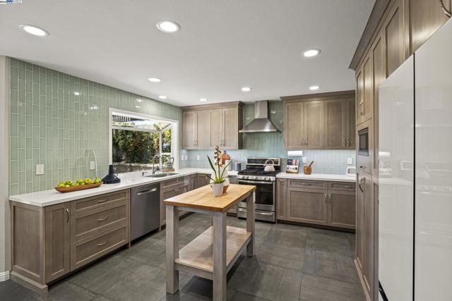 6408 Boone Dr, Castro Valley CA: https://media.crmls.org/mediaz/3f02cb89-0e92-429d-b81b-c5f0c8ecee32.jpg