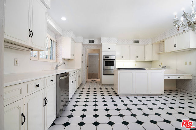 180 N Highland Avenue, Los Angeles CA: https://media.crmls.org/mediaz/3f03cc90-2e0d-4fba-bab5-9b8dee0cfbc6.jpg