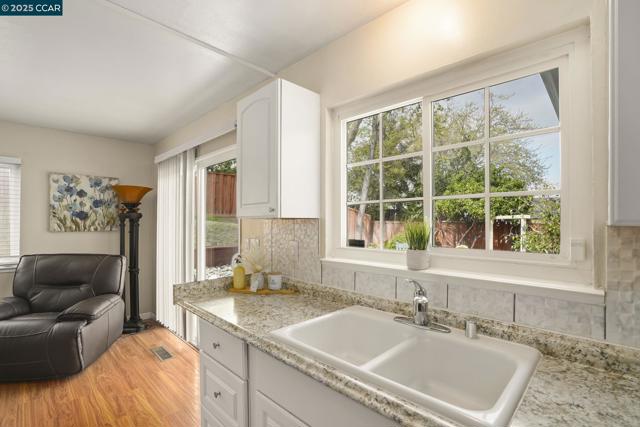 2279 Saint George Dr, Concord CA: https://media.crmls.org/mediaz/3f04a34f-e37a-40c7-898c-0931b9465f39.jpg