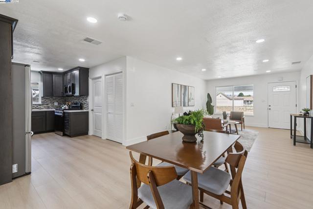 39681 Sundale Dr, Fremont CA: https://media.crmls.org/mediaz/3f04df4d-0c3e-4f46-818d-53ffb6ad278e.jpg