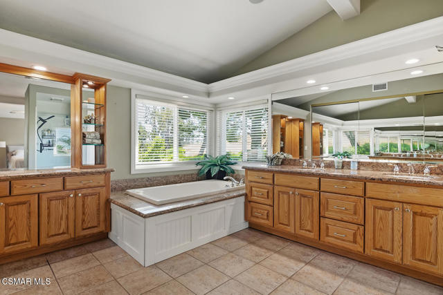 5625 Maricopa Drive, Simi Valley CA: https://media.crmls.org/mediaz/3f05049e-b8cc-4544-956a-15aca9bde4f4.jpg