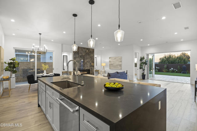 339 Toyon Court, Thousand Oaks CA: https://media.crmls.org/mediaz/3f05449a-7e8e-4849-a177-e13e279d3086.jpg