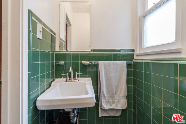 3916 Hepburn Avenue, Los Angeles CA: https://media.crmls.org/mediaz/3f05468f-3b4e-455e-8517-9466f8b4062a.jpg